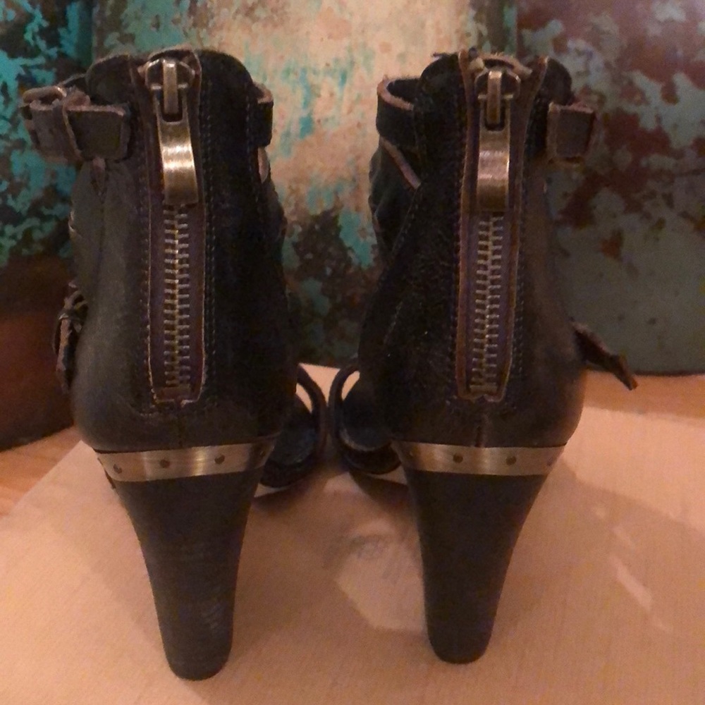 💎SOLD💎Mia Limited Edition Leather Sandals - Picture 5 of 8